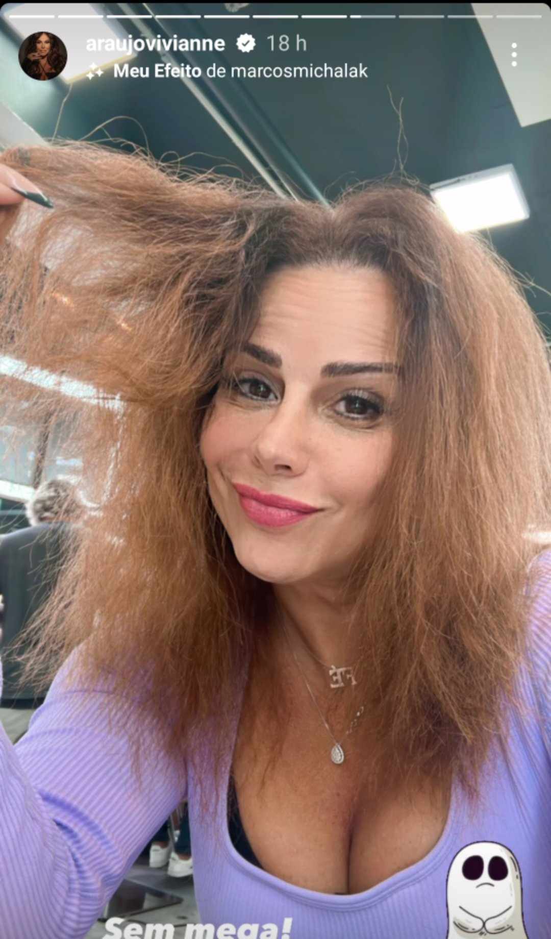 Viviane Araújo tira o mega hair