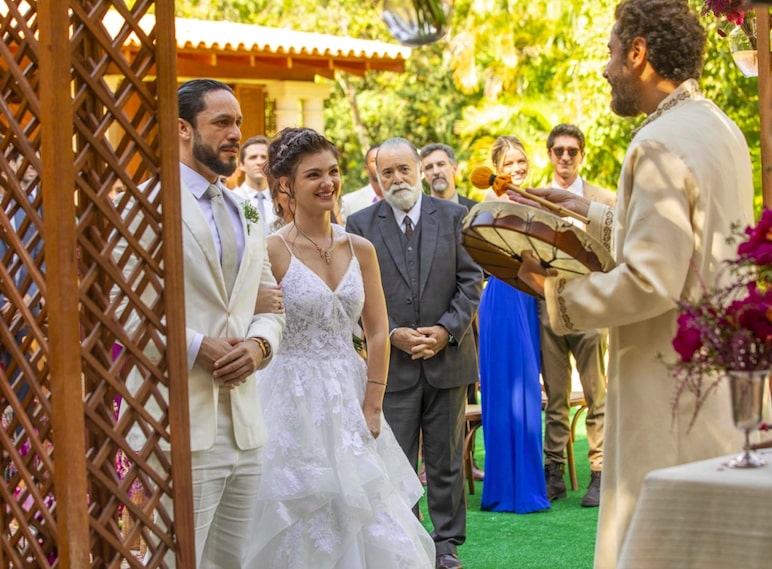 Petra (Debora Ozório) e Luigi (Rainer Cadete) na novela Terra e Paixão