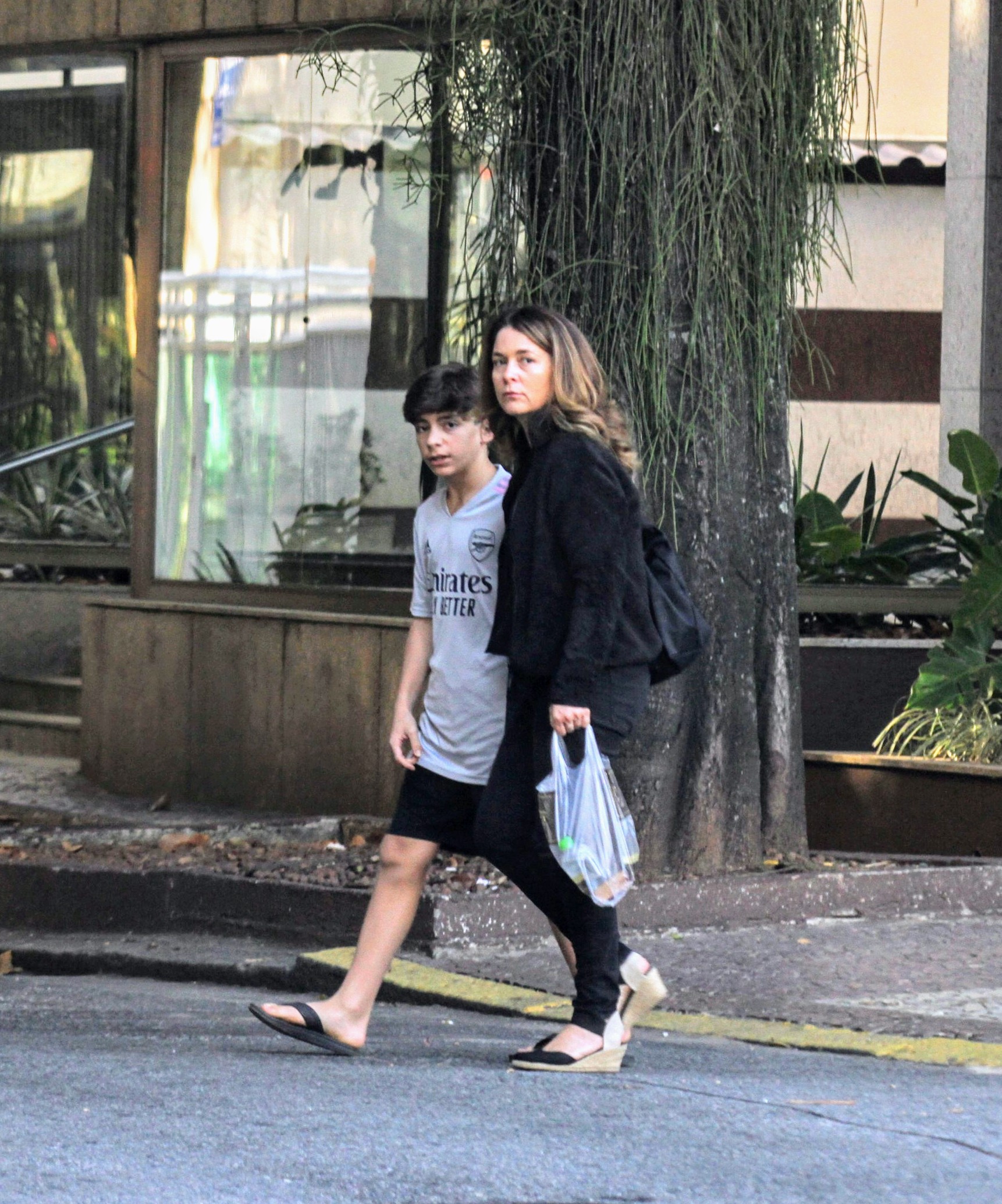 Claudia Abreu curte passeio com um dos filhos