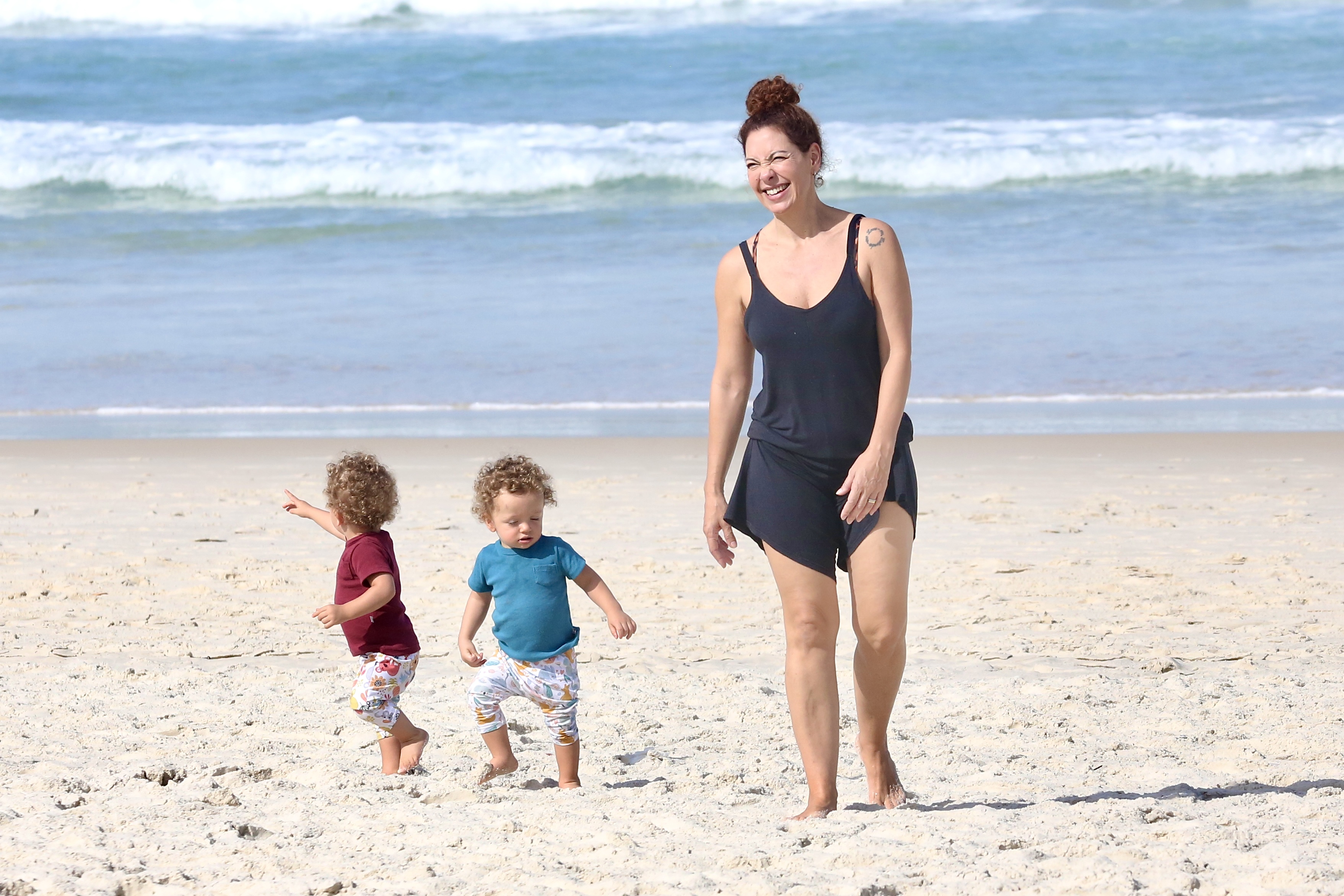 Fabiula Nascimento é flagrada na praia com os filhos gêmeos