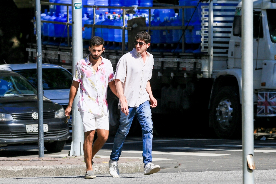 Johnny Massaro, de Terra e Paixão, surge com o namorado em passeio no Rio de Janeiro