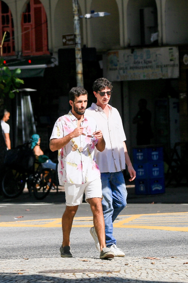 Johnny Massaro, de Terra e Paixão, surge com o namorado em passeio no Rio de Janeiro