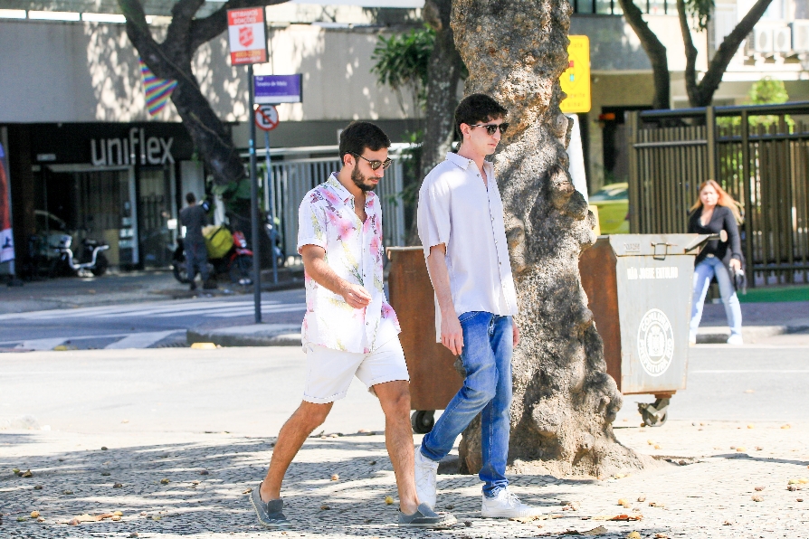 Johnny Massaro, de Terra e Paixão, surge com o namorado em passeio no Rio de Janeiro