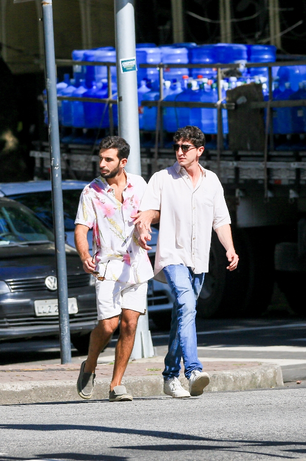 Johnny Massaro, de Terra e Paixão, surge com o namorado em passeio no Rio de Janeiro