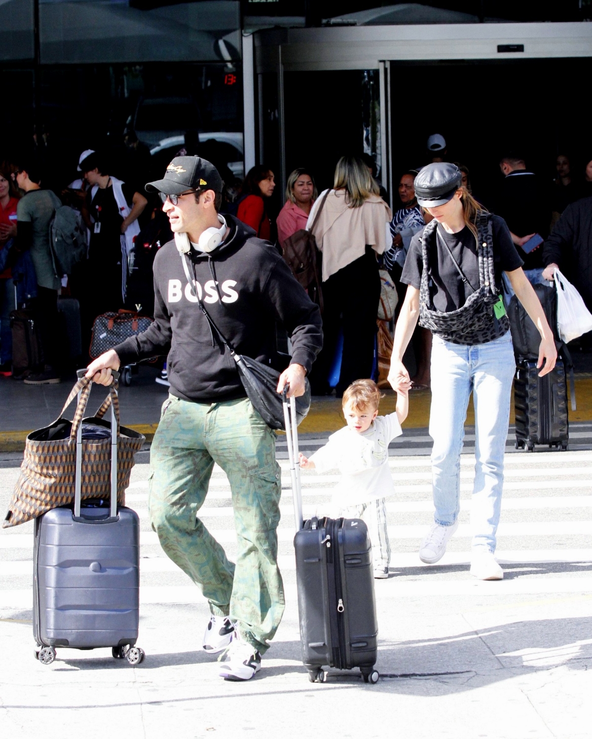 Leandro Lima é fotografado com a família no aeroporto