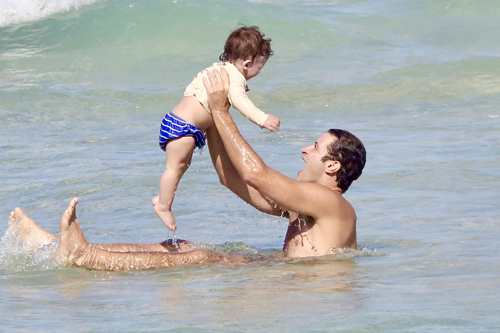 Leandro Lima curte dia na praia com o filho caçula, Toni