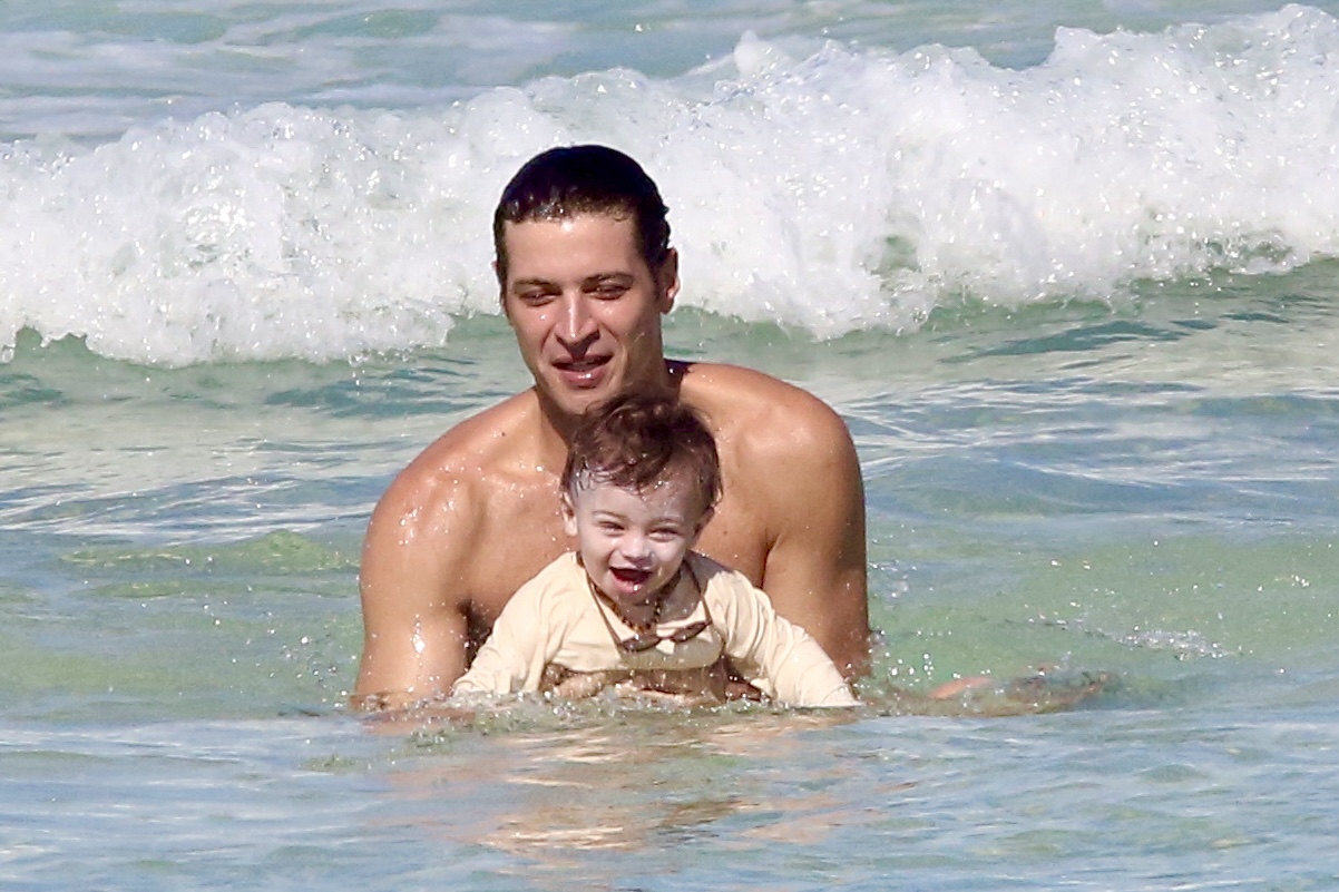 Leandro Lima curte dia na praia com o filho caçula, Toni