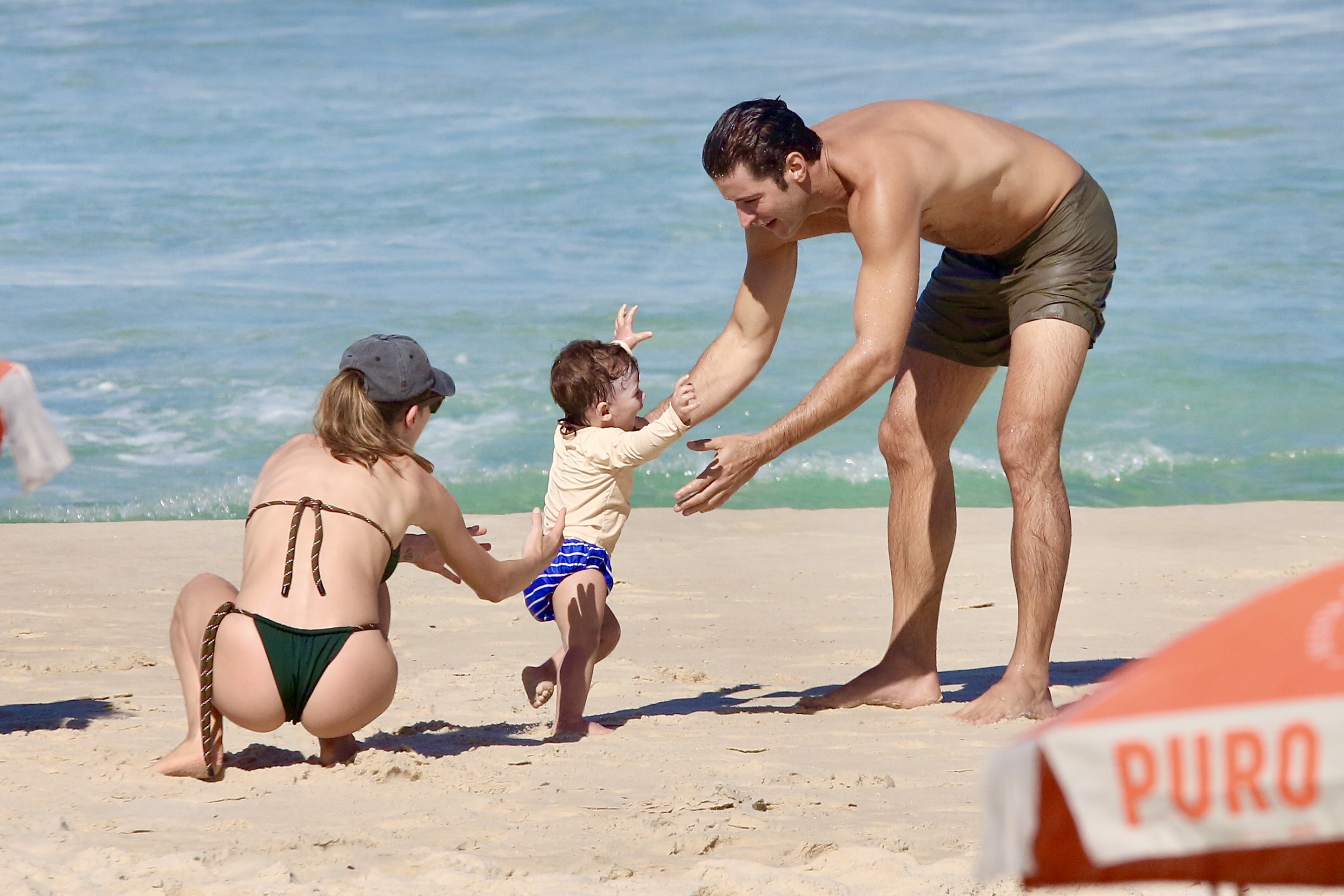 Leandro Lima curte dia na praia com o filho caçula, Toni