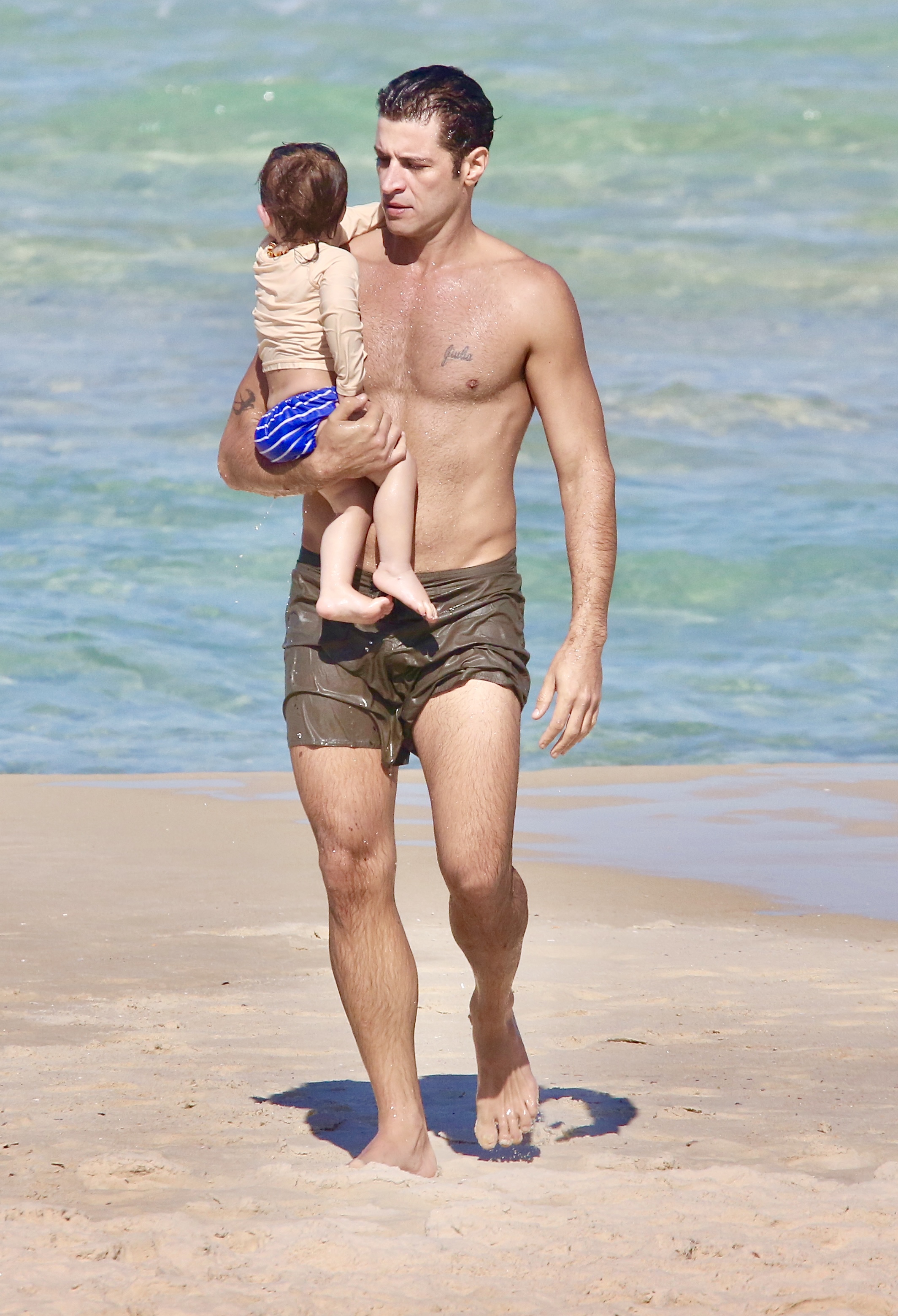 Leandro Lima curte dia na praia com o filho caçula, Toni