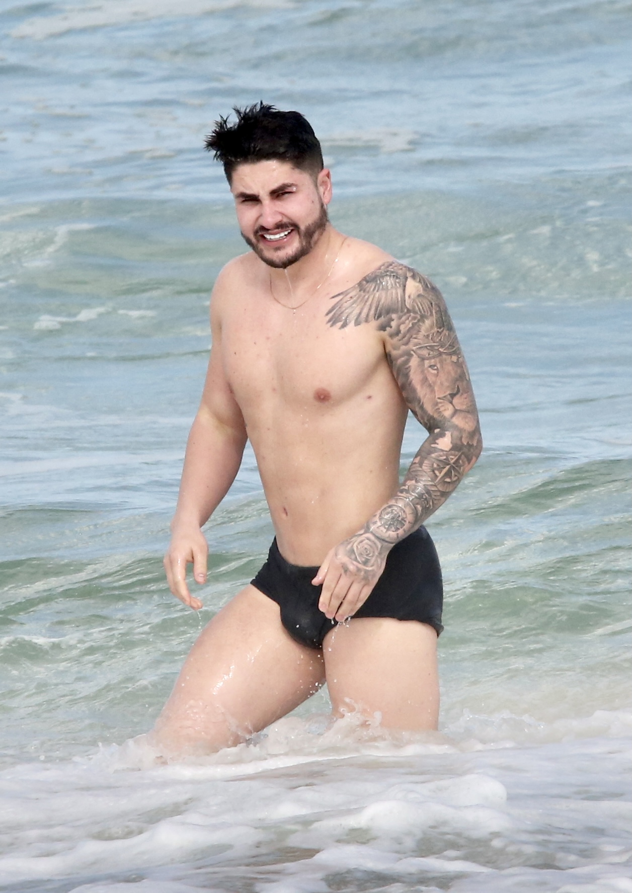 Lucas Souza na praia (Foto: Fabrício Pioyani / AgNews)