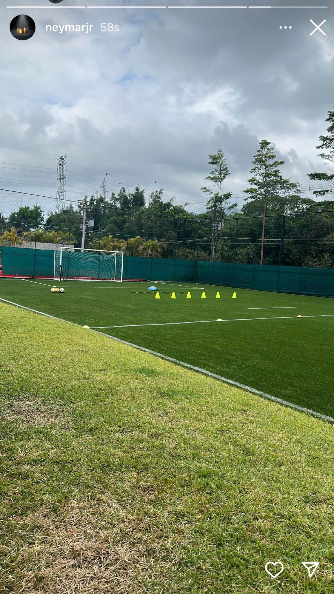 Neymar Jr exibe fotos da área de lazer de sua mansão em Mangaratiba