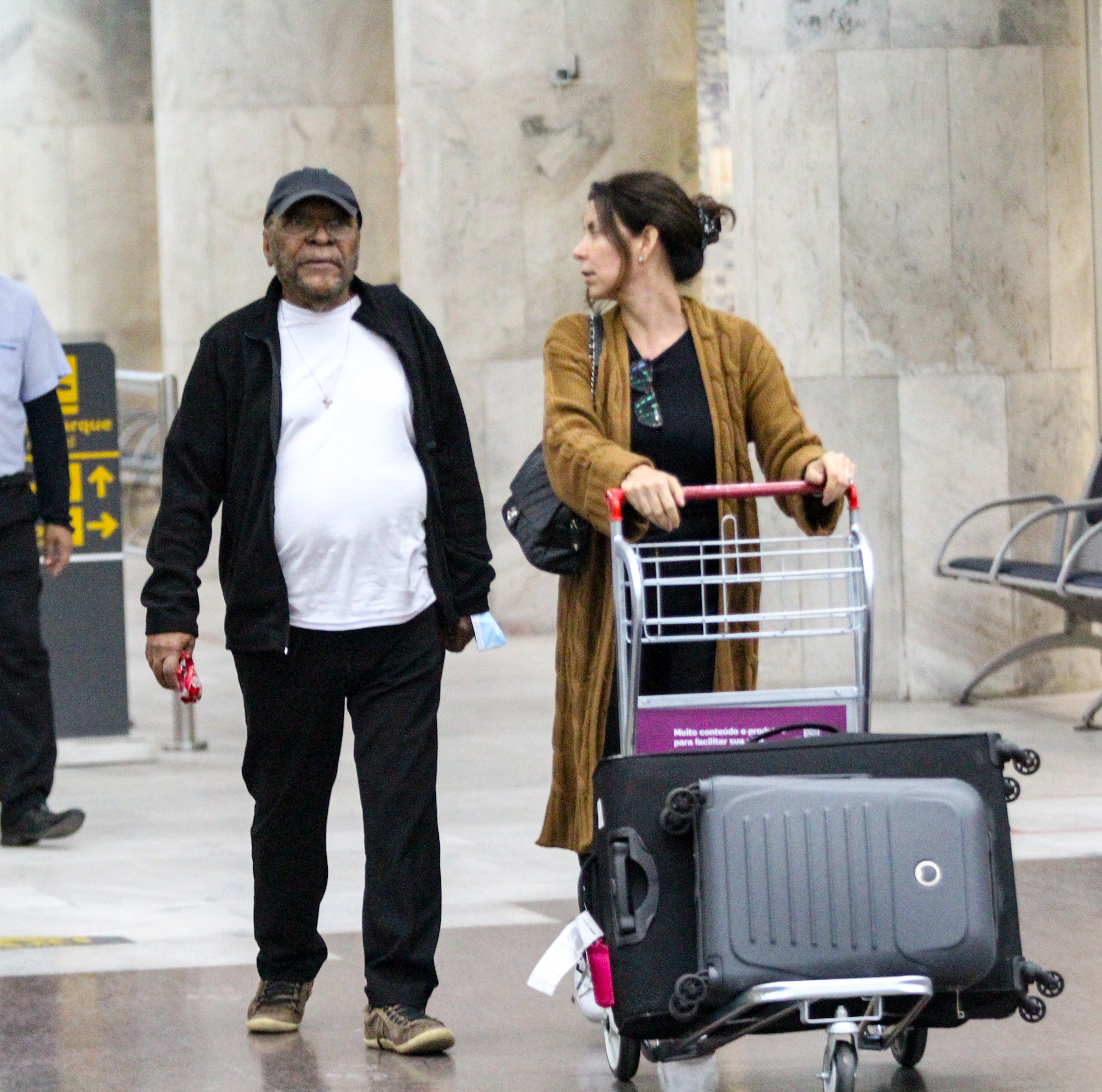 Martinho da Vila curte viagem com a esposa, Cléo Ferreira