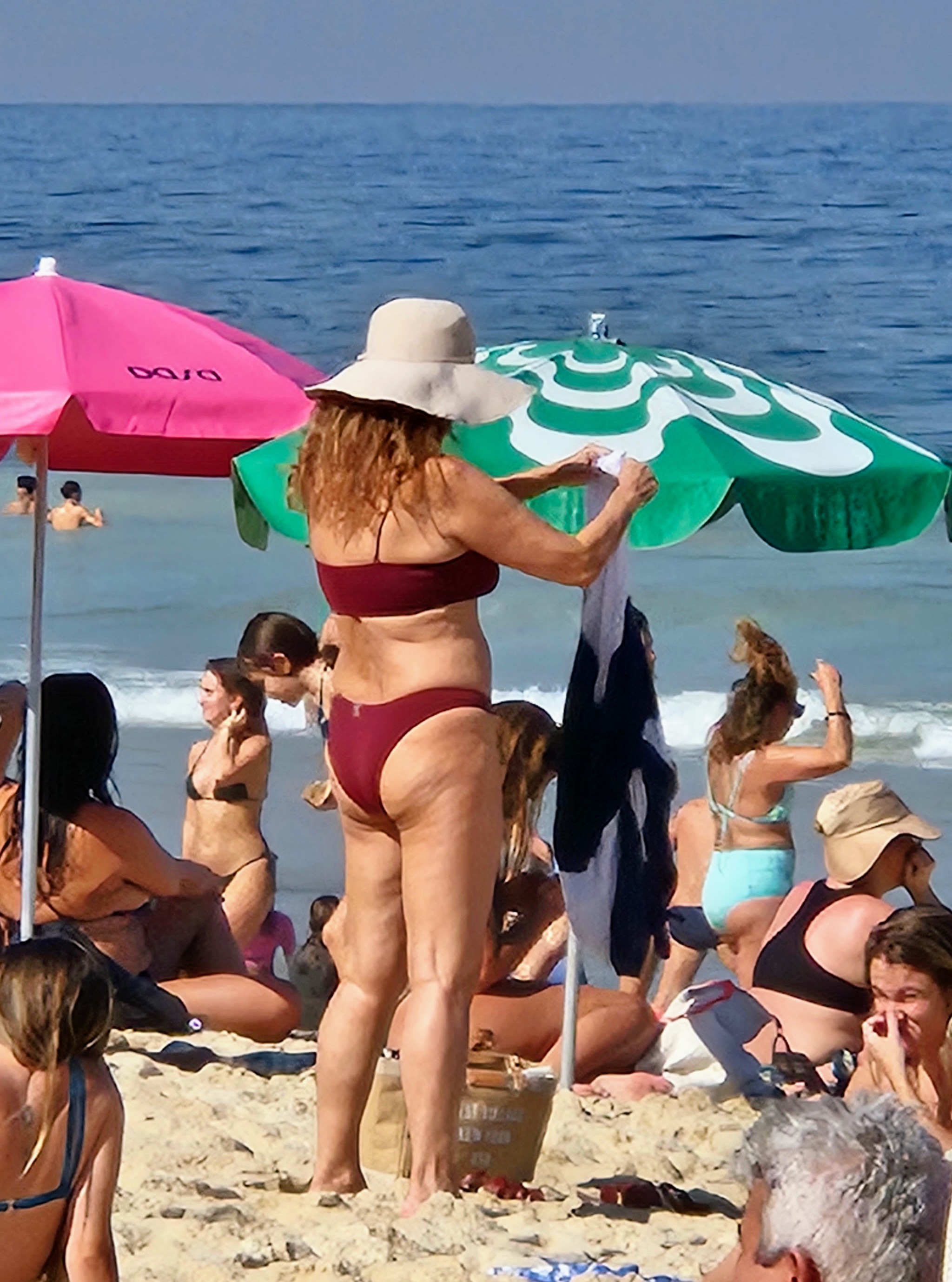 Patricya Travassos toma banho de mar no Rio de Janeiro