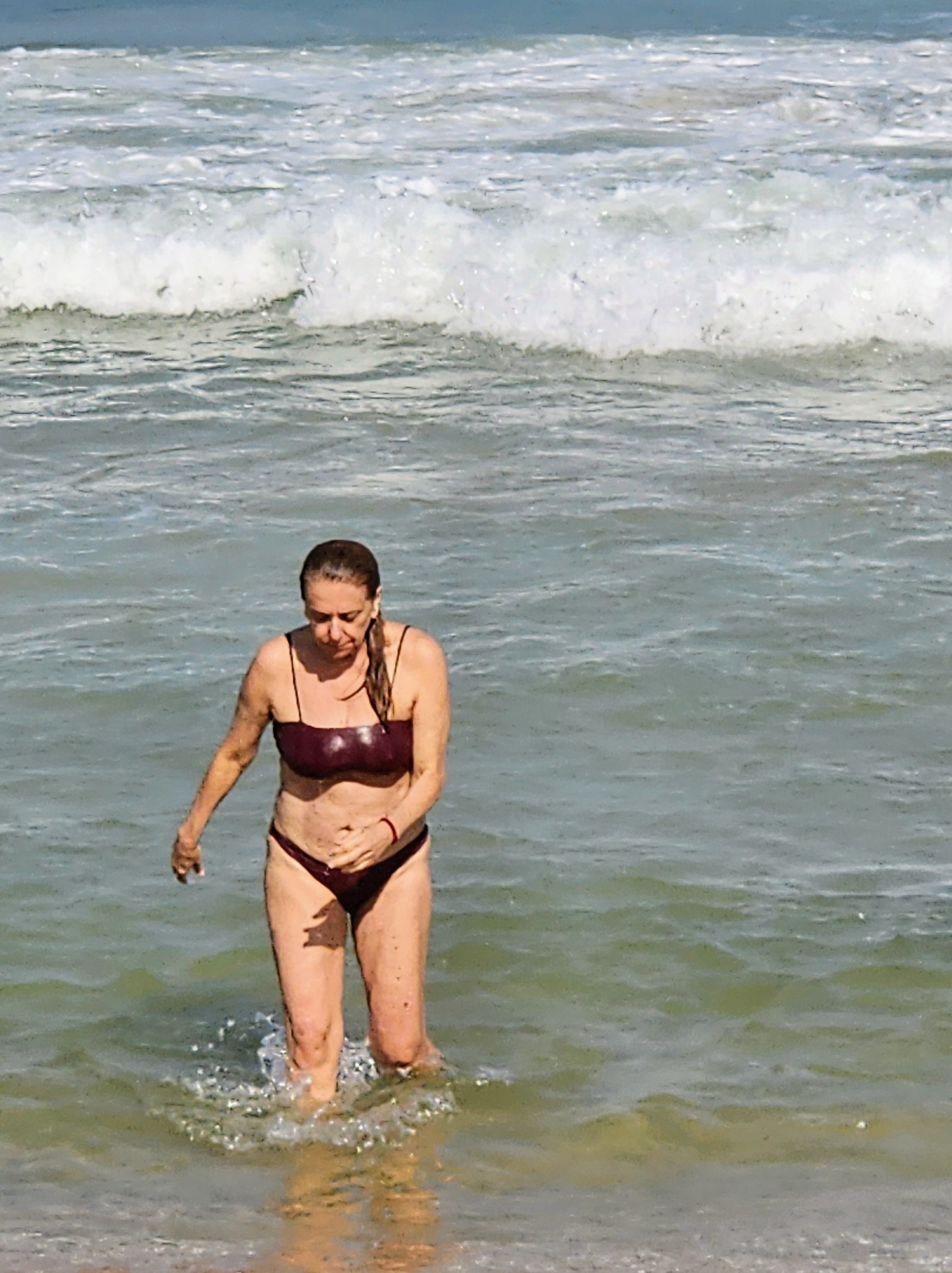 Patricya Travassos toma banho de mar no Rio de Janeiro