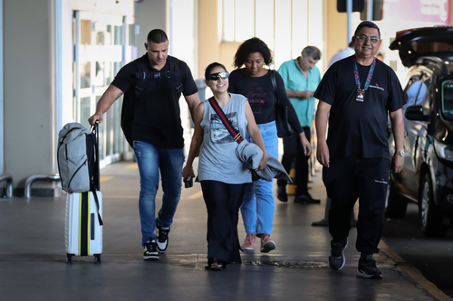 A cantora Simone Mendes foi fotografada saindo de aeroporto no Rio de Janeiro e usava look que unia estilo e conforto 