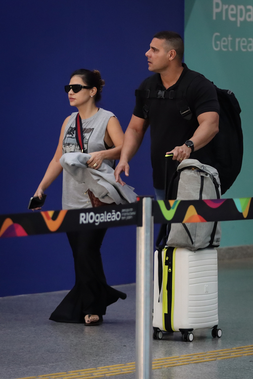  A cantora apostou no conforto ao eleger seu look para desembarcar no aeroporto do Galeão. Porém, a sertaneja não abandonou o estilo ao ser fotografada. 