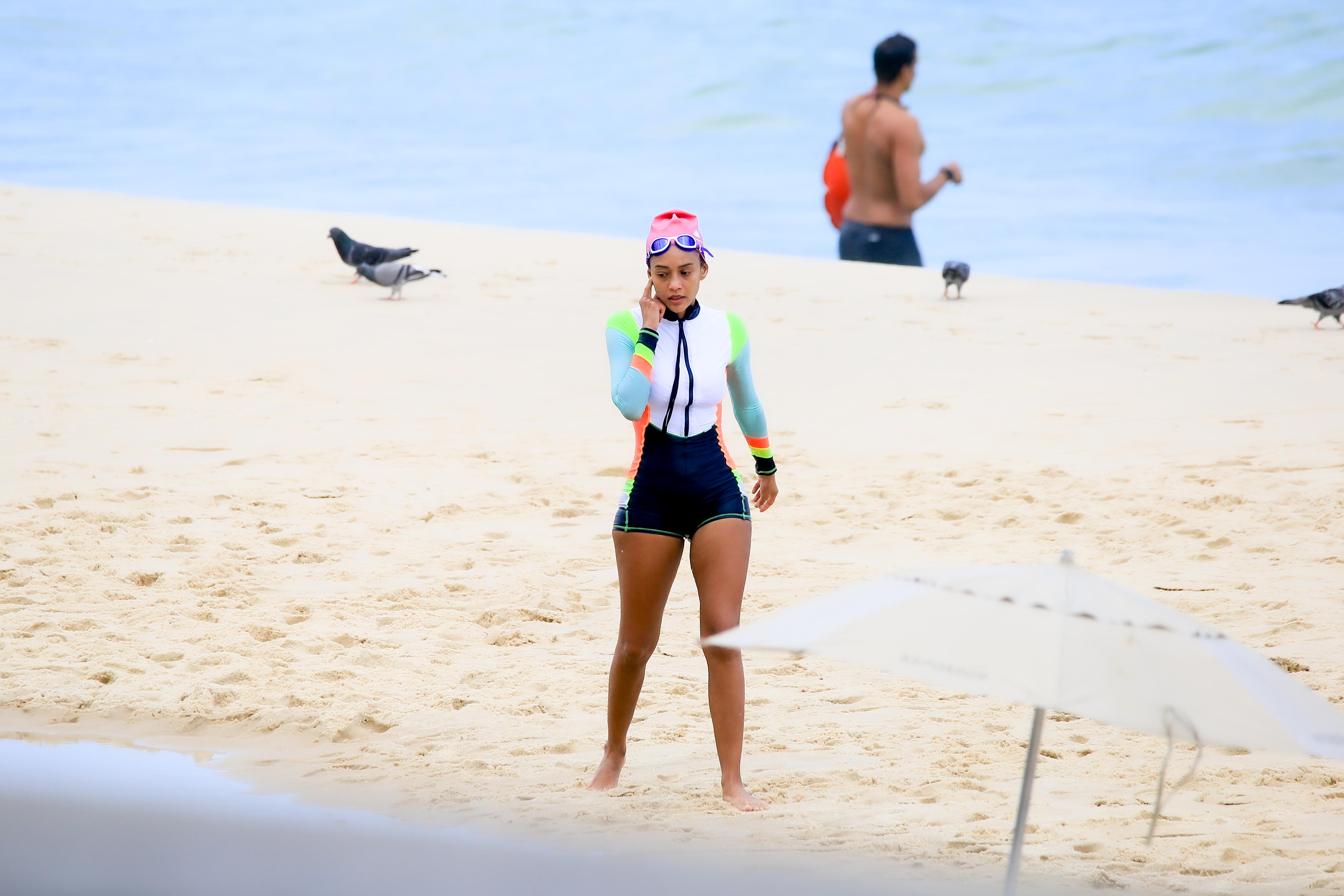 Taís Araujo em praia no Rio de Janeiro