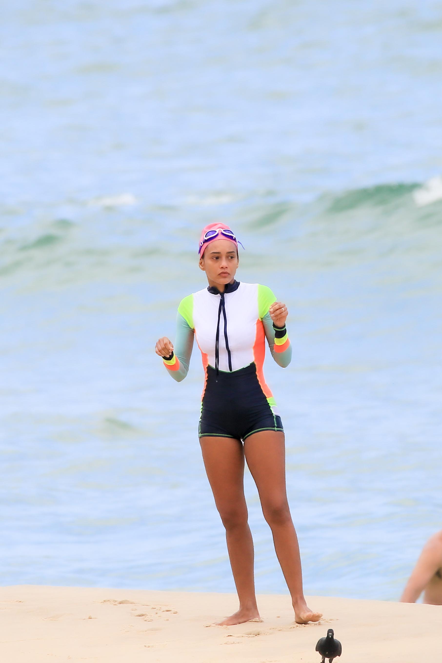 Taís Araujo em praia no Rio de Janeiro