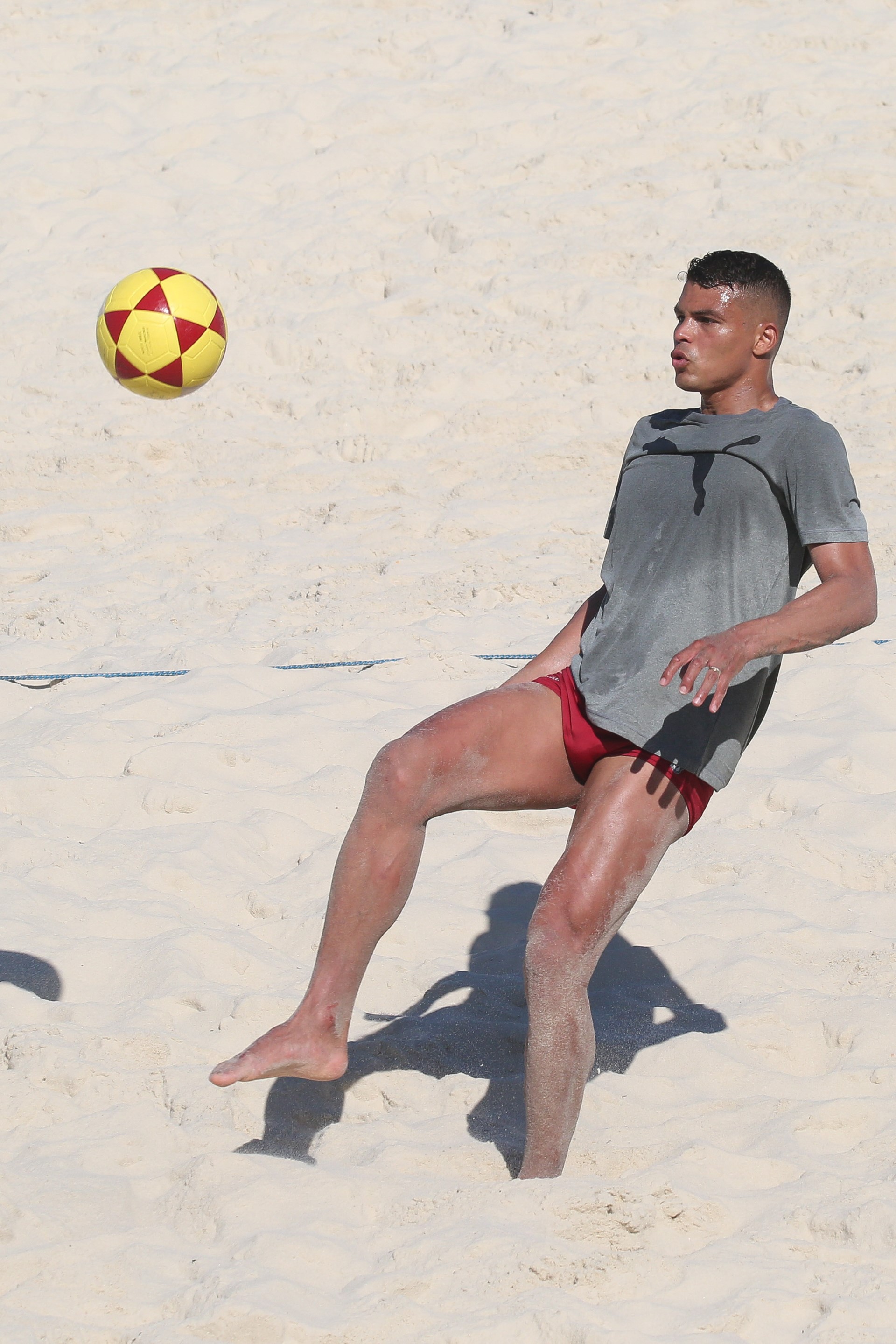 Thiago Silva na praia - Créditos: Dilson Silva / AgNews