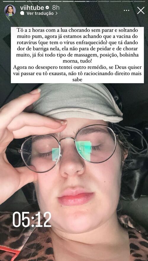 “Tô a 2 horas com a Lua chorando sem parar e soltando muito pum, agora já estamos achando que a vacina do rotavírus (que tem o vírus enfraquecido) que tá dando dor de barriga nela. Ela não para de peidar e de chorar muito, já foi todo o tipo de massagem, posição, bolsinha morna, tudo!”. 