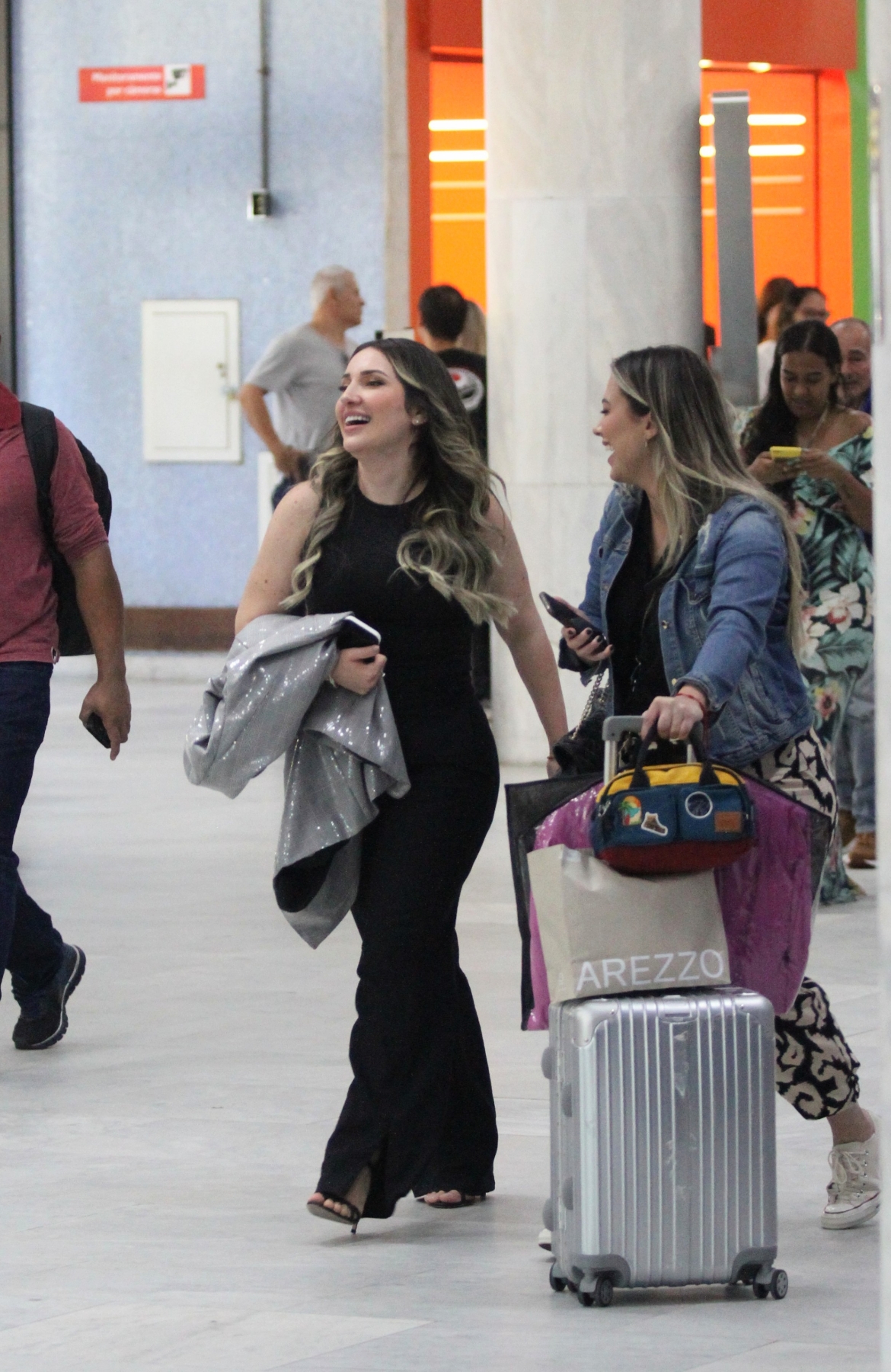 Amanda Meirelles encontra fãs no aeroporto