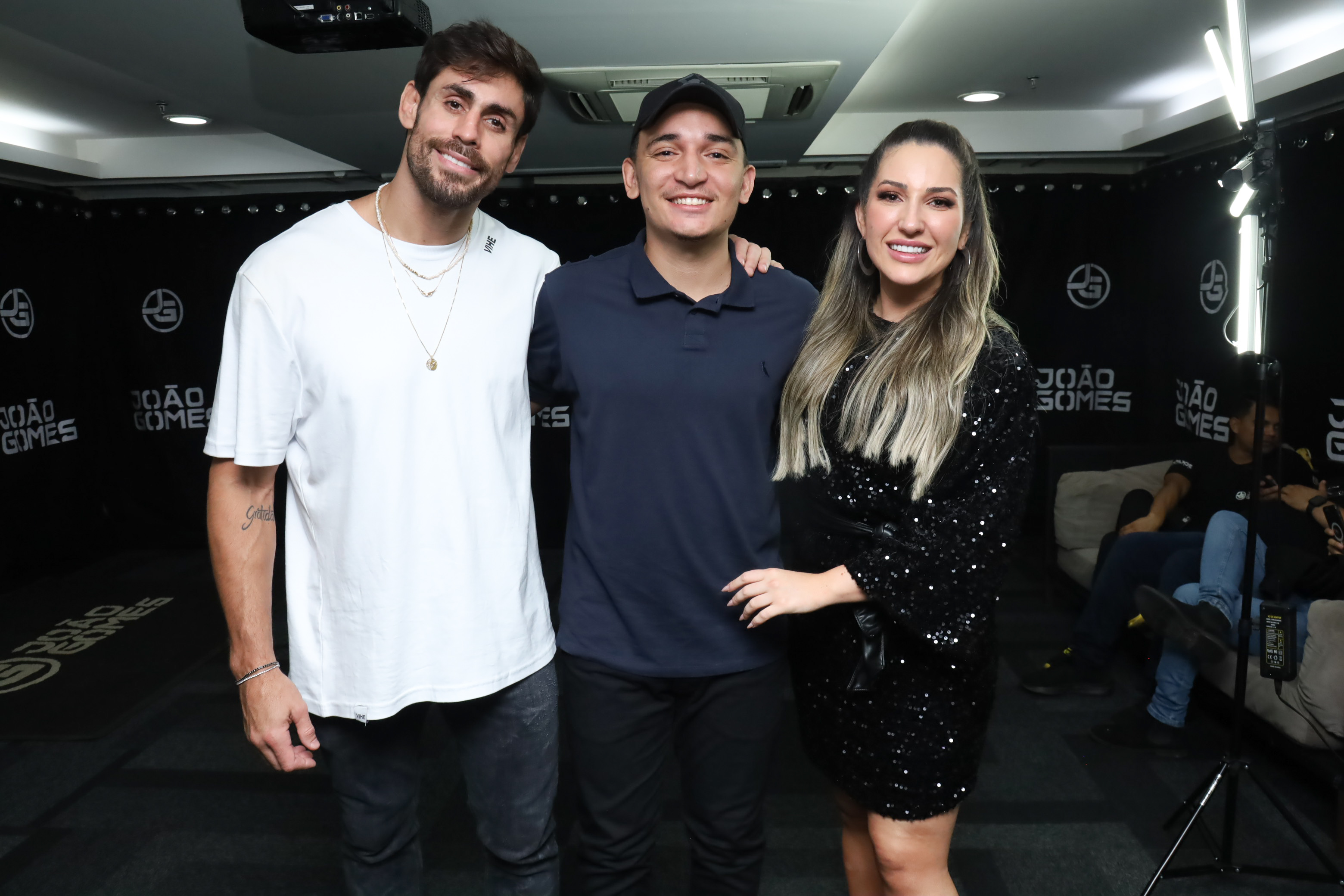 Cara de Sapato e Amanda curtem show de João Gomes no aniversário de Leonardo Caldi