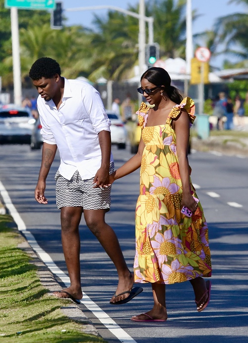 A ex-BBB e o cantor foram fotografados por paparazzi andando de mãos dadas pela orla da Barra da Tijuca na capital carioca. 