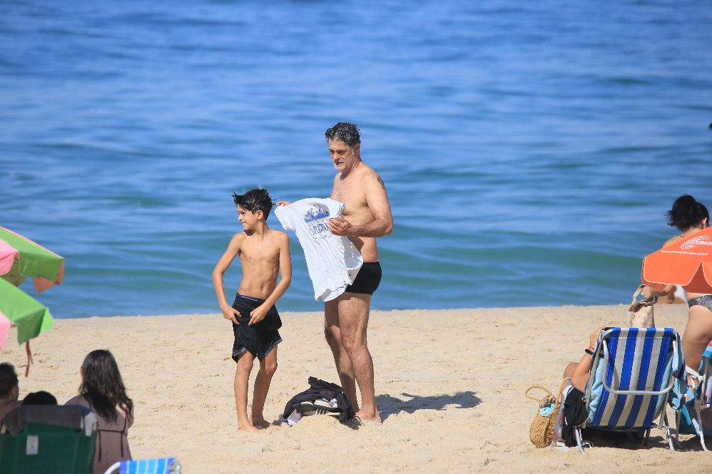 Eduardo Moscovis curte passeio com o filho caçula, Rodrigo