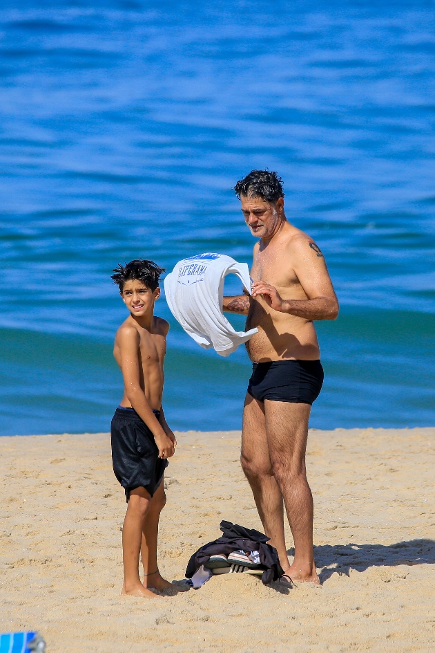 Eduardo Moscovis curte passeio com o filho caçula, Rodrigo