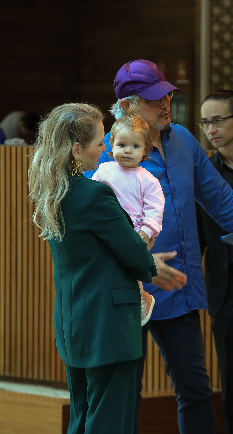 Karin Roepke e Edson Celulari passeiam com a filha Chiara em shopping