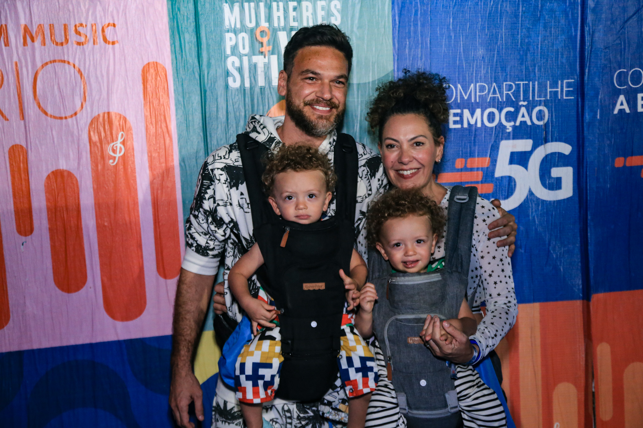 Emilio Dantas e Fabiula Nascimento curtem passeio com os filhos gêmeos