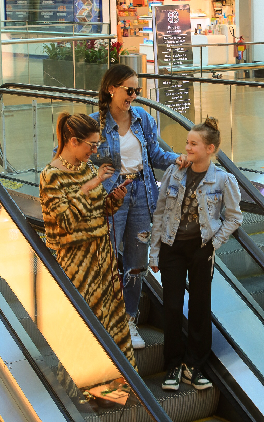 Fernanda Rodrigues surge com a filha, Luísa, e Fernanda Paes Leme no shopping