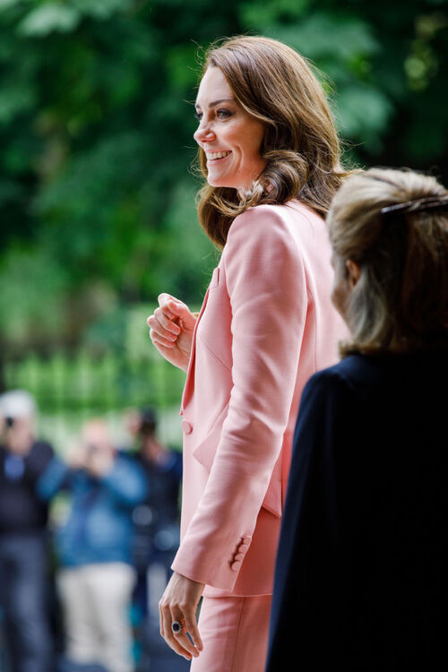 Kate Middleton (41) encantou seus admiradores ao surgir com look colorido e elegante para novos compromissos reais. 