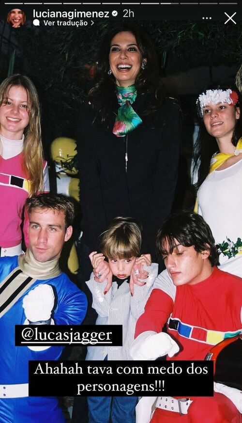 Luciana publicou uma foto em que Lucas surgia em frente ao bolo de sua festa temática dos “Power Rangers” ao lado de seus avós e sua mãe. 