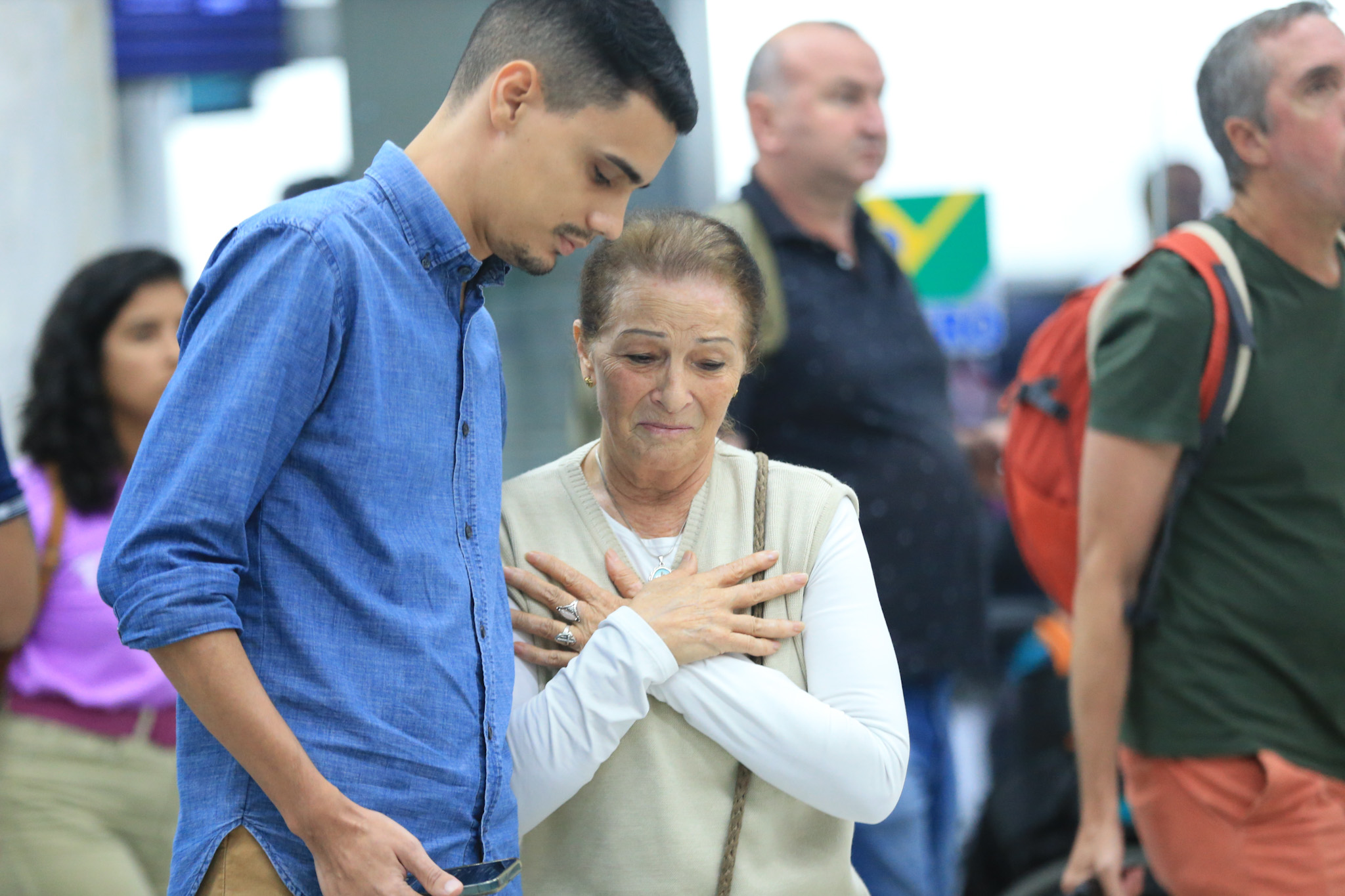 Mãe de Jeff Machado é fotografada no aeroporto