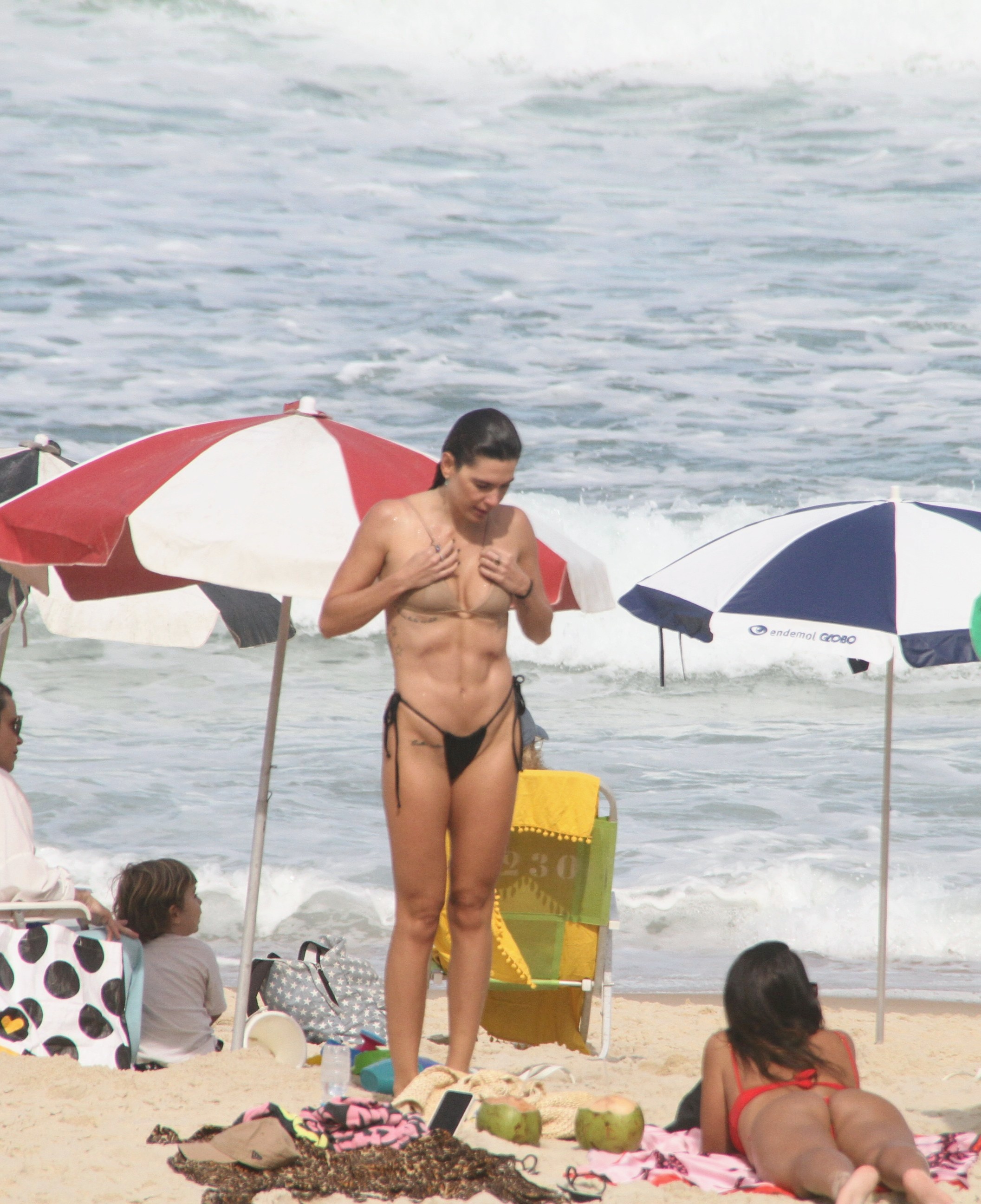 Mariana Goldfarb na praia