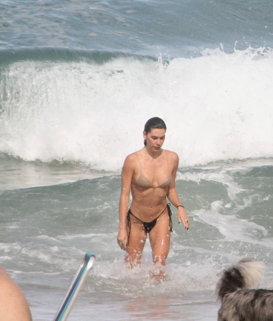 Mariana Goldfarb na praia