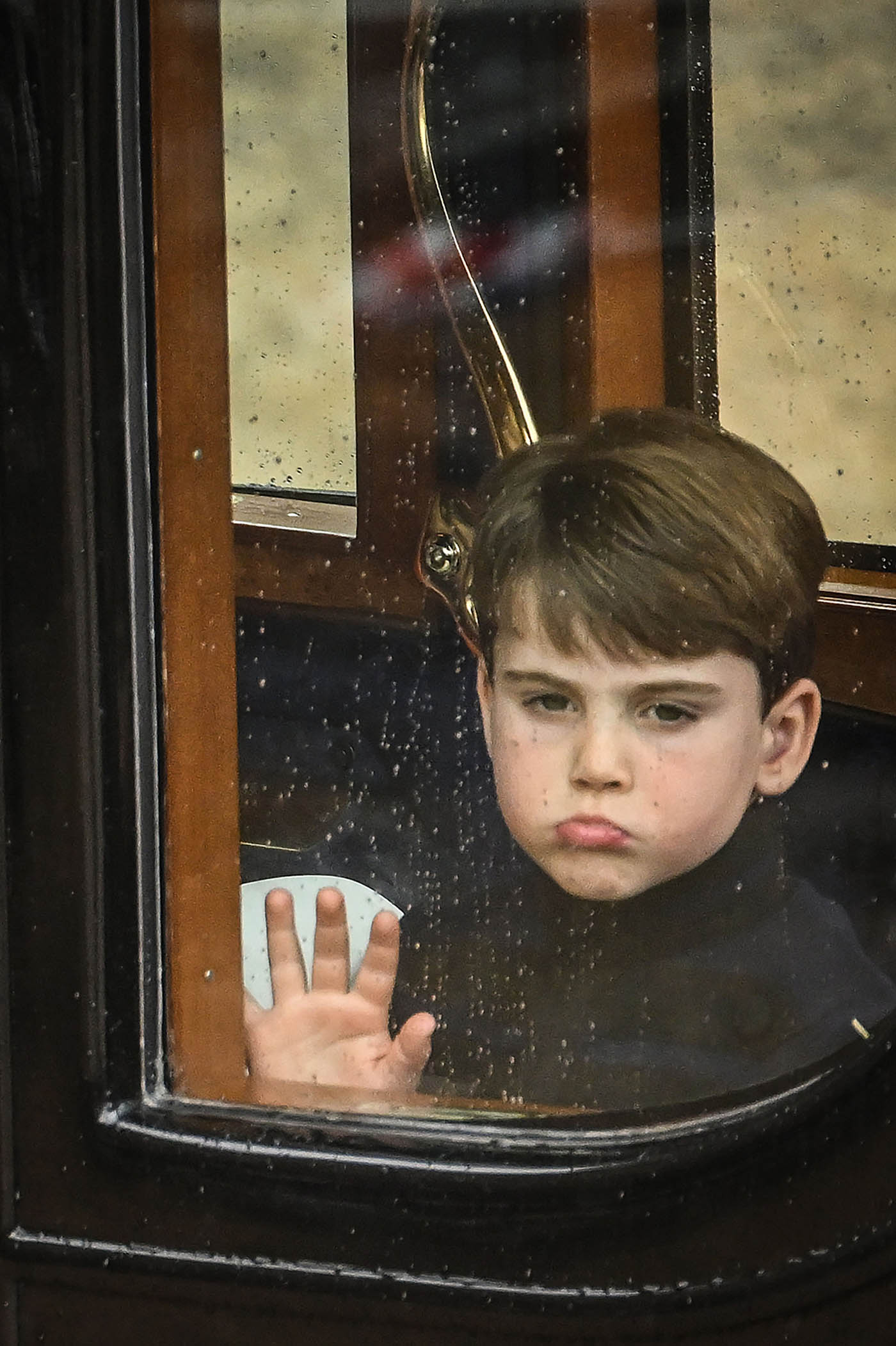 Príncipe Louis na coroação do avô, o Rei Charles III