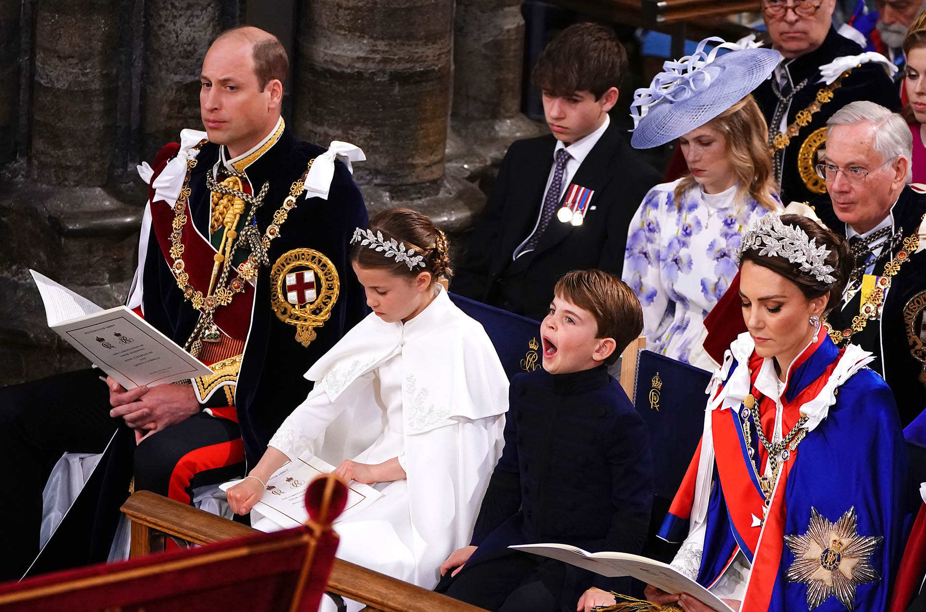 Príncipe Louis na coroação do avô, o Rei Charles III