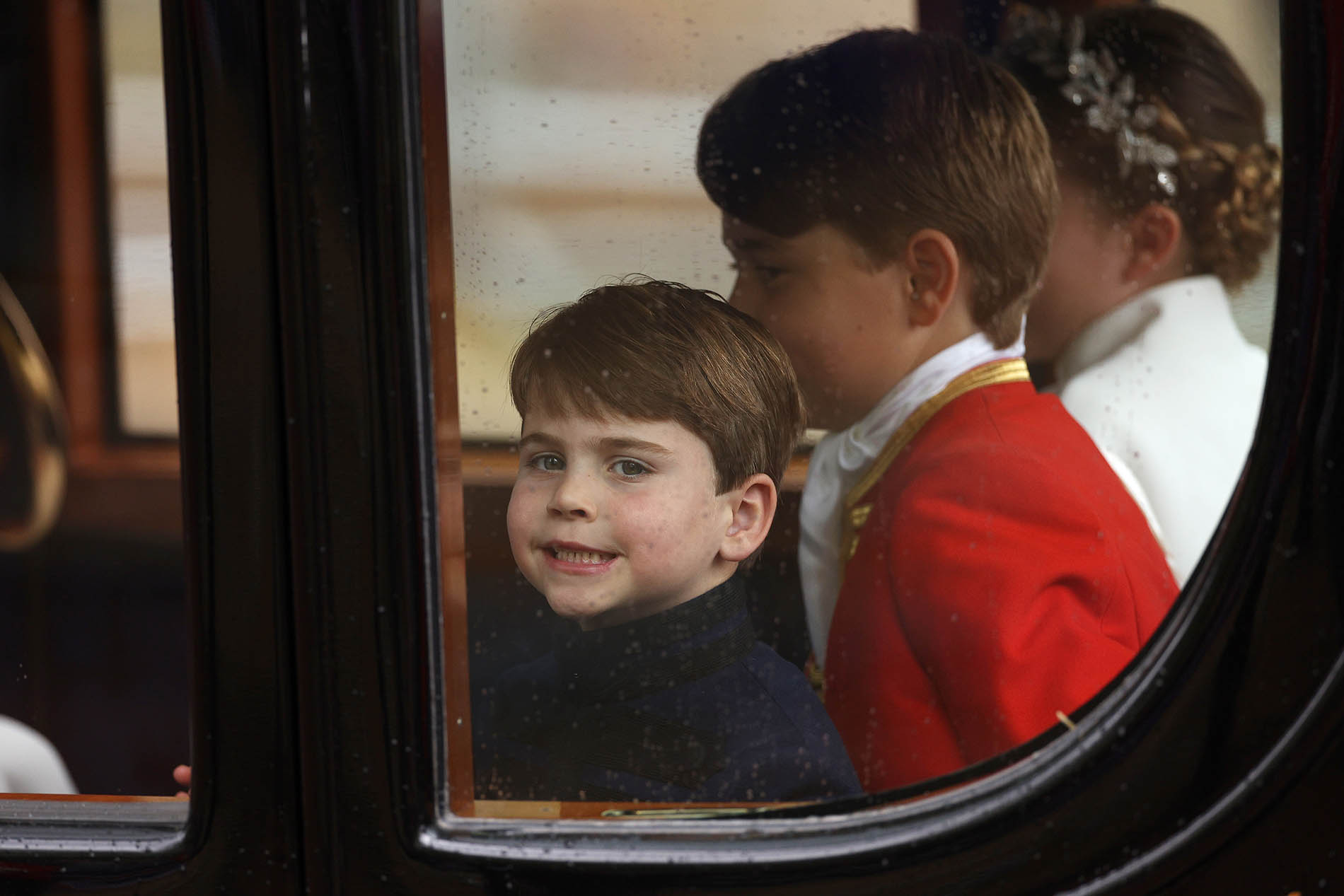 Príncipe Louis na coroação do avô, o Rei Charles III