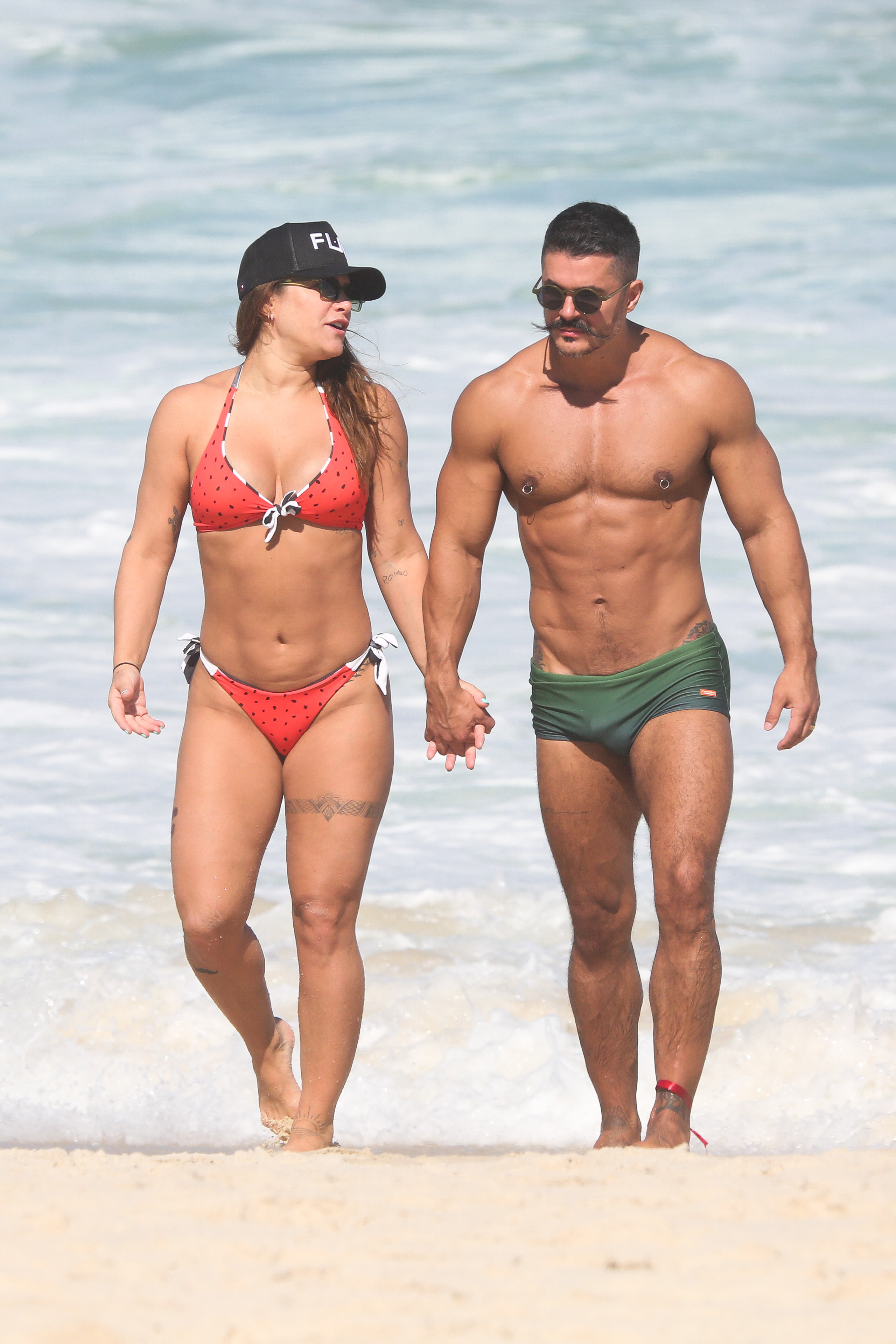 Priscila Fantin e Bruno Lopes na praia