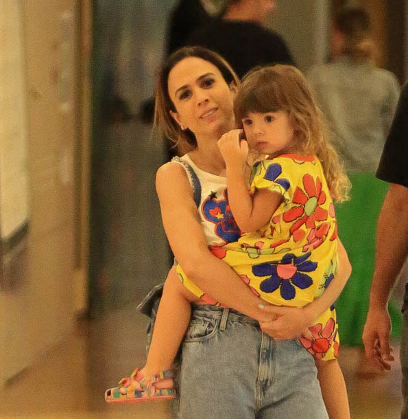 Tata Werneck curte passeio com a filha, Clara Maria