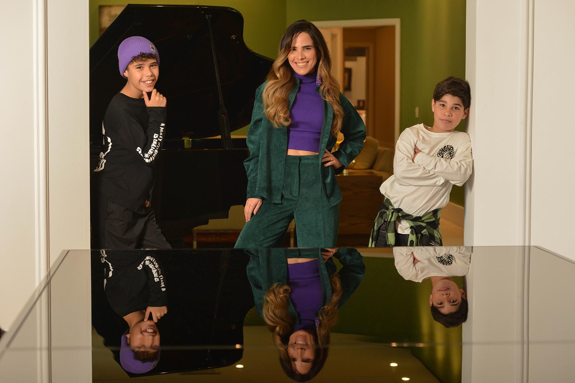 Wanessa Camargo com os filhos, José e João, em entrevista na Revista CARAS