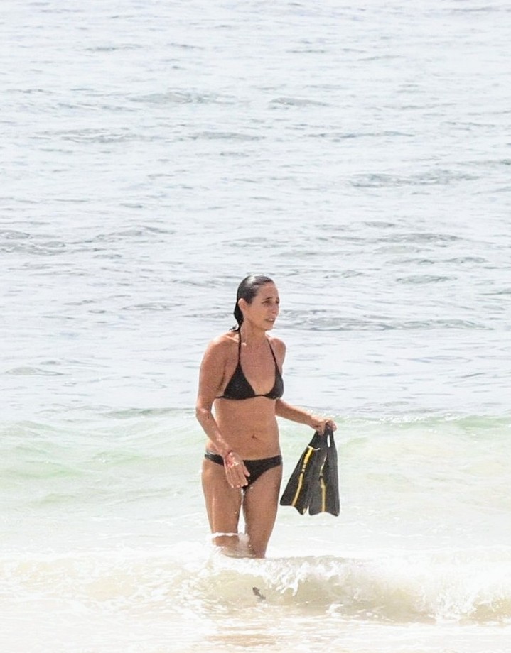 Andréa Beltrão em uma praia no Rio de Janeiro