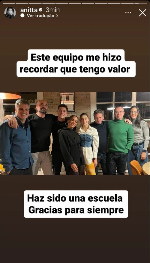 Anitta com membros da equipe de Elite