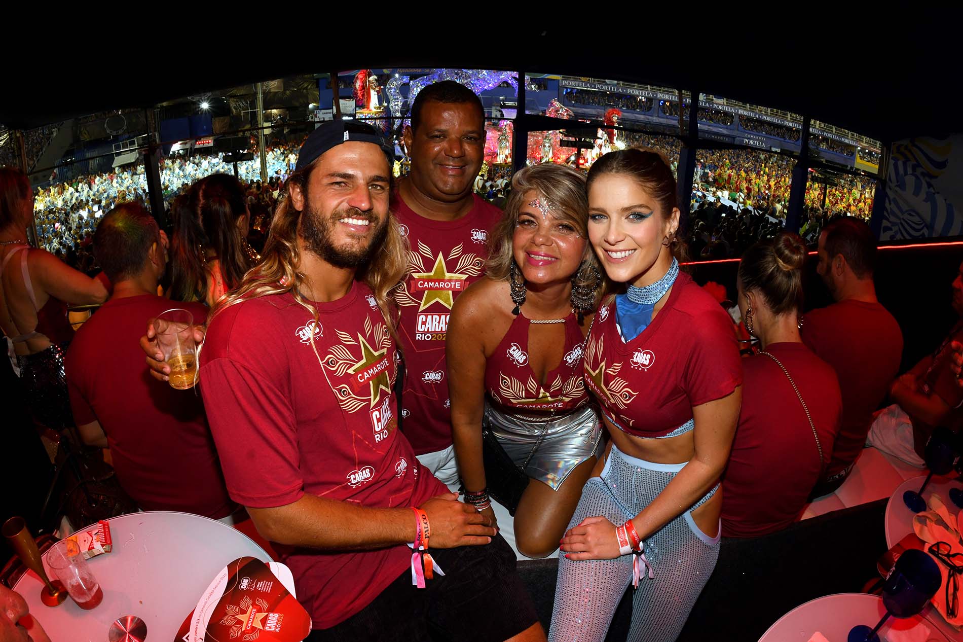 Personalidades se rendem ao ritmo da avenida do samba