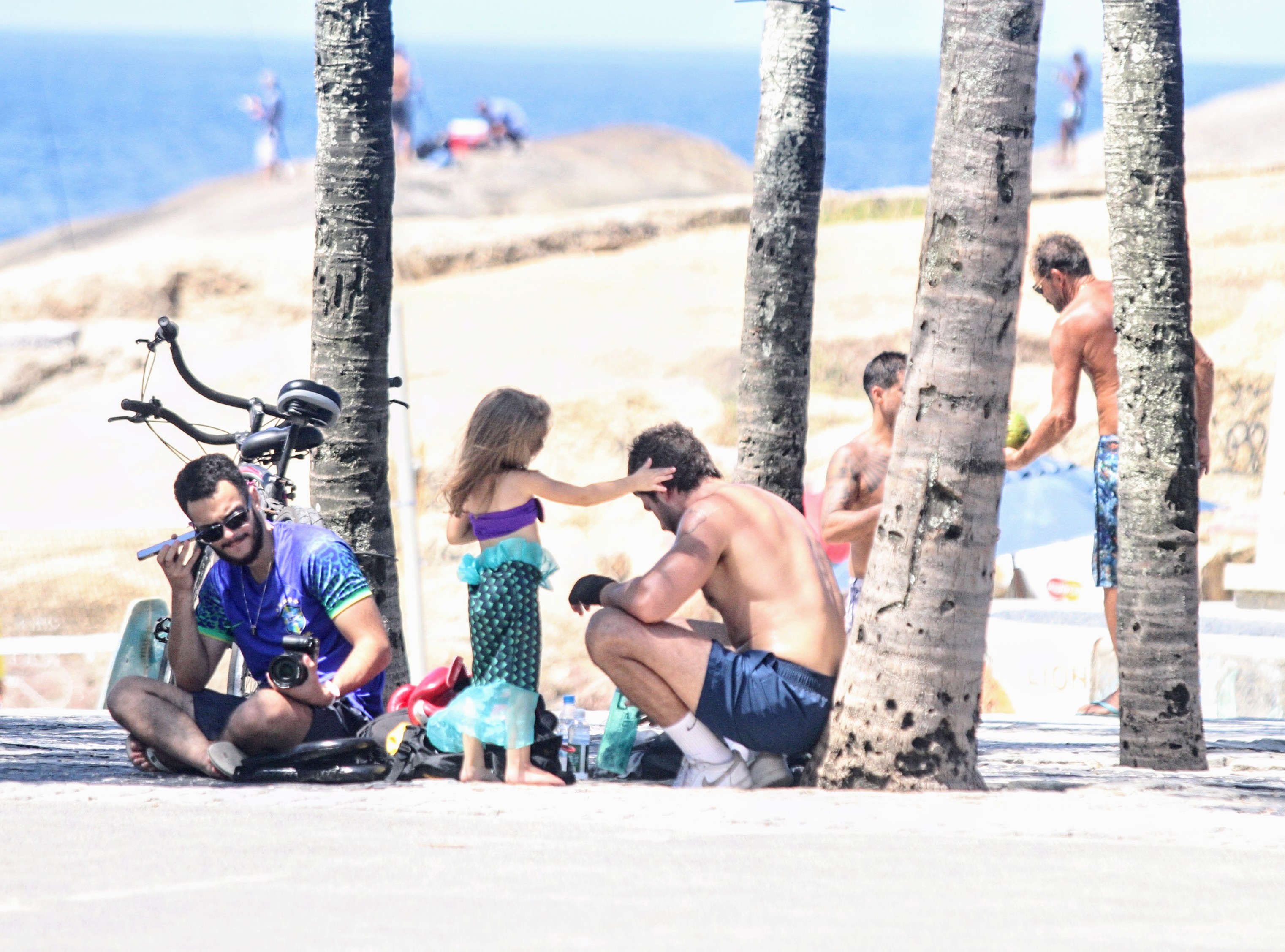 Chay Suede curte passeio com a filha, Maria