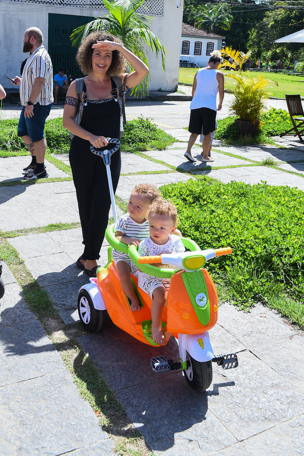 Fabiula Nascimento curte passeio com os filhos gêmeos, Roque e Raul