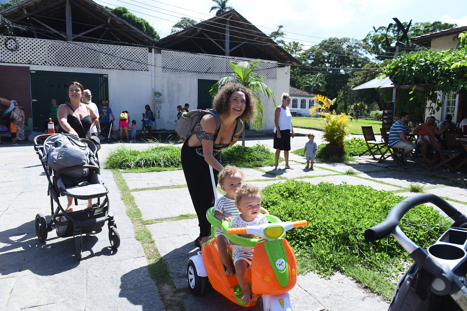 Fabiula Nascimento curte passeio com os filhos gêmeos, Roque e Raul