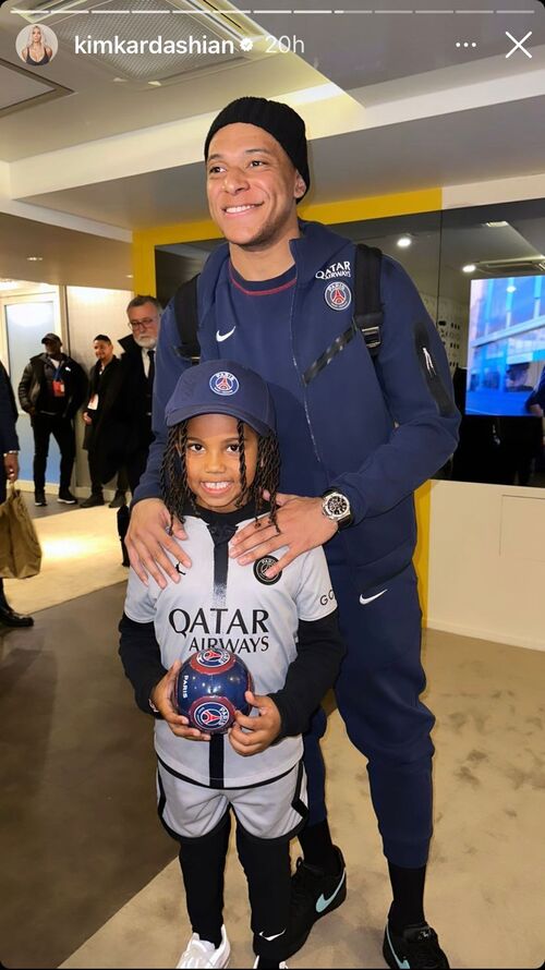 os meninos também se encontraram com o atleta Kylian Mbappé. 